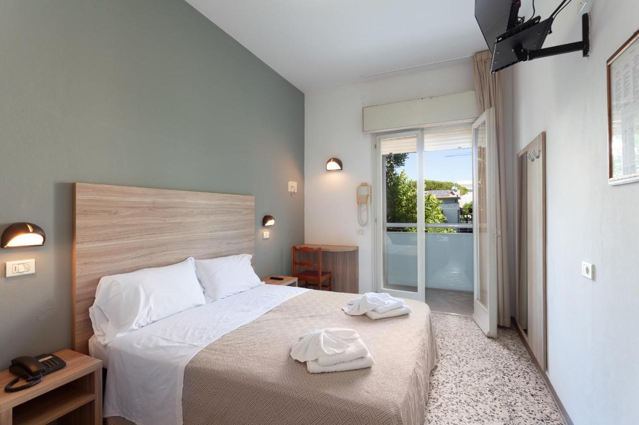 Hotel Admiral Чезенатико Экстерьер фото