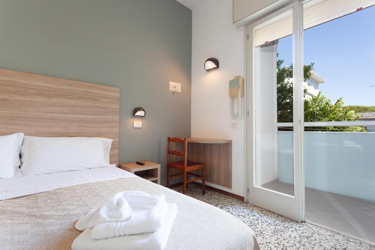 Hotel Admiral Чезенатико Экстерьер фото